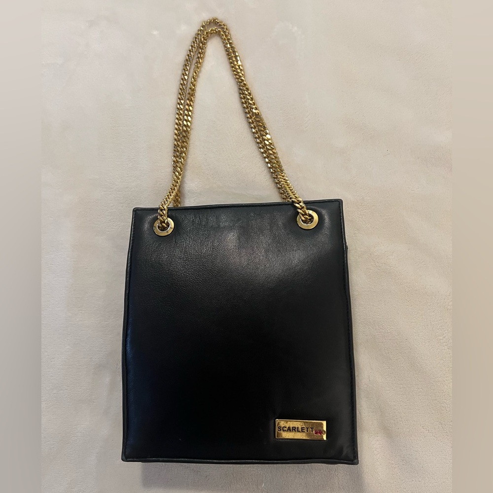 🩷 Vintage "Scarlett Black Leather Shoulder Purse Gold Hardware 💚
